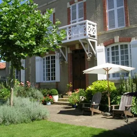 Chateau De Lahitte Bed & Breakfast Vergoignan